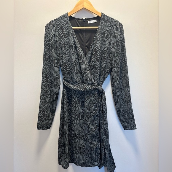 Dex wrap, dress snake print sheer exterior with black interior lining - Picture 1 of 6